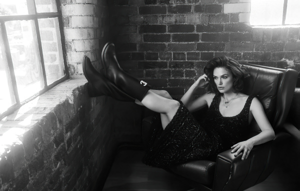 Актриса Кира Найтли лежит в кресле у стены