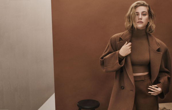 Актриса Лили Рейнхарт в коричневом пальто