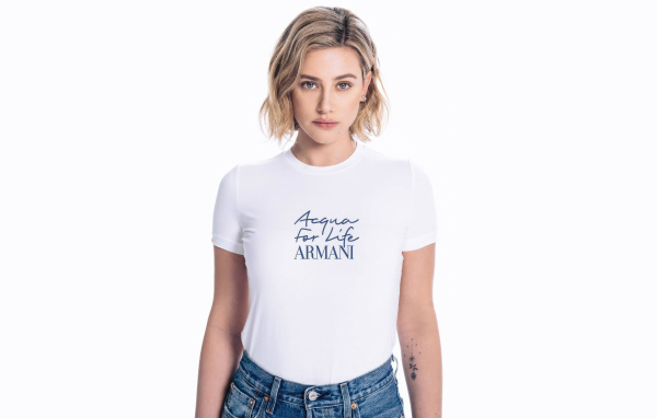 Актриса Лили Рейнхарт в футболке Армани