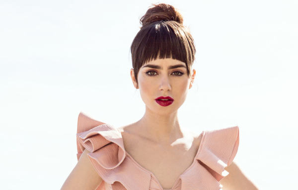 Актриса Лили Коллинз в розовом платье