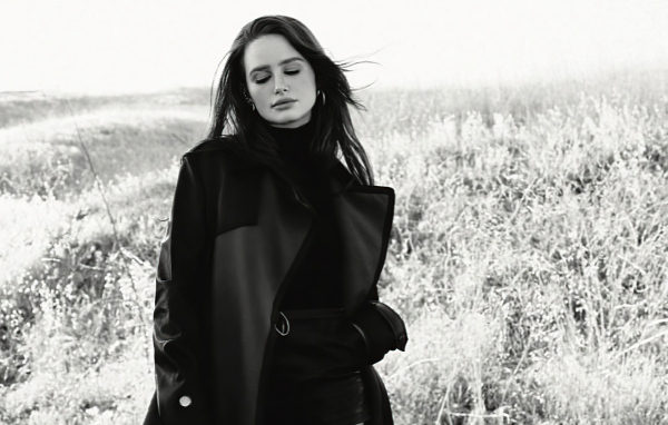 Актриса Мэделин Петш в черном пальто