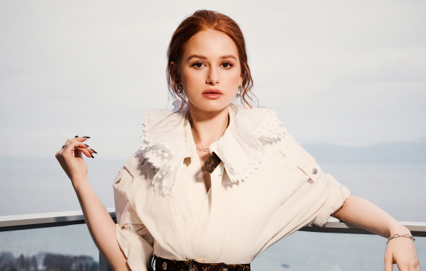 Актриса Мэделин Петш стоит у окна 