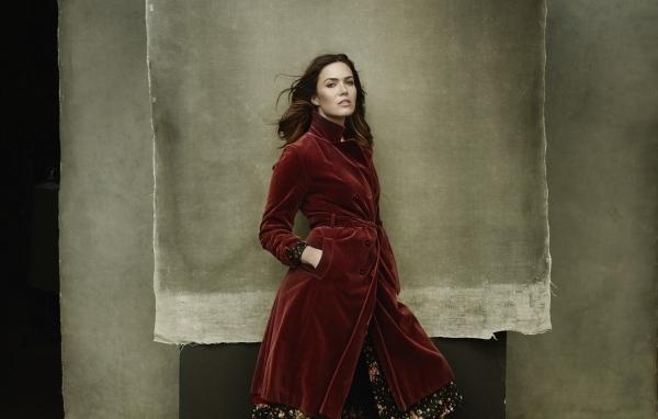 Актриса Мэнди Мур в красном пальто