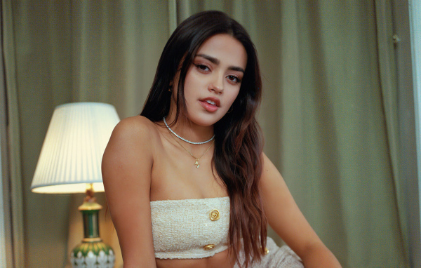 Длинные волосы у актрисы Майя Рефико