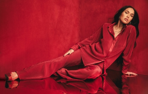 Актриса Меган Фокс в красном костюме