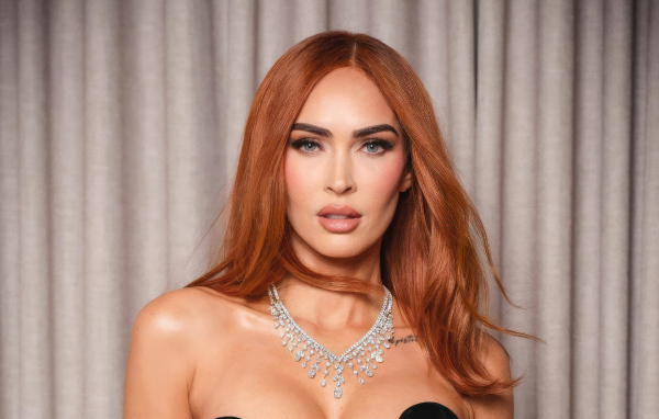 Актриса Меган Фокс с дорогим украшением на шее