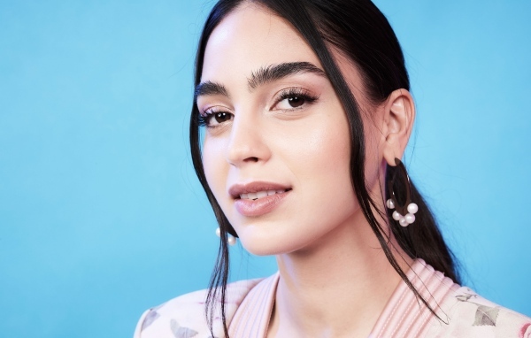 Актриса Мелисса Баррера на голубом фоне