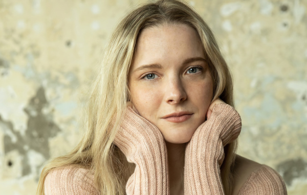 Актриса Морфидд Кларк в свитере