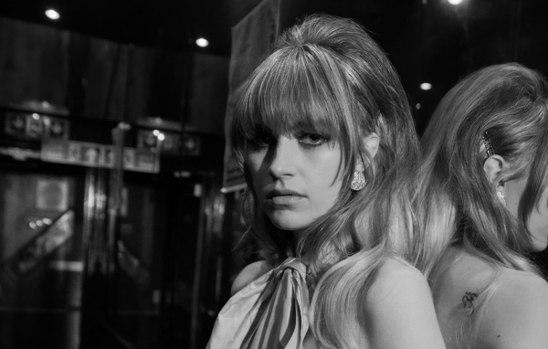 Актриса Нелл Тайгер Фри черно -белое фото