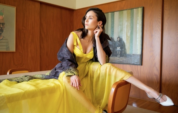 Актриса Нина Добрев в желтом платье