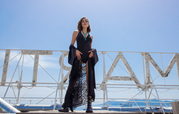 Актриса Оливия Калпо в черном купальнике