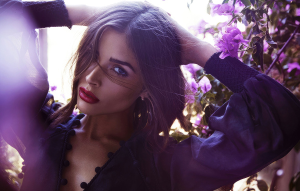 Актриса Оливия Калпо стоит у дерева