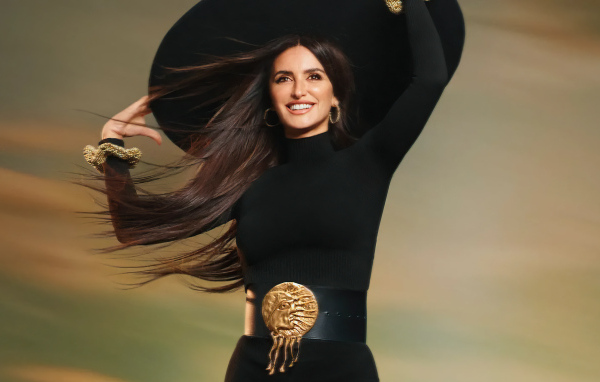 Актриса Пенелопа Крус в черной шляпе