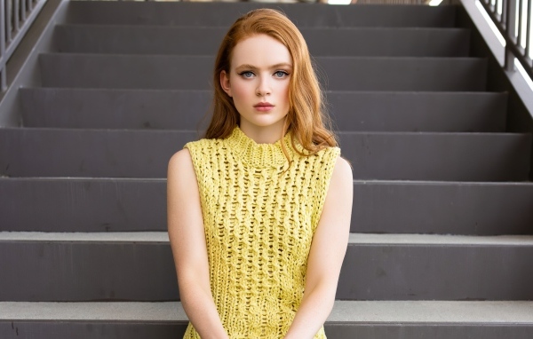 Актриса Сэди Синк сидит на ступеньках