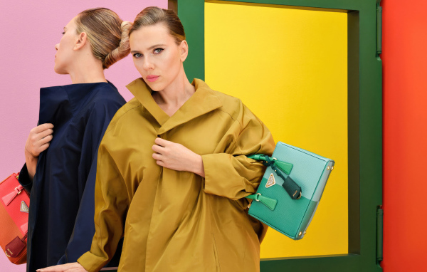 Актриса Скарлетт Йоханссон в пальто с сумкой Прада