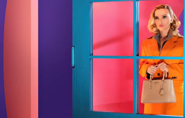 Актриса Скарлетт Йоханссон стоит у двери