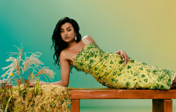 Актриса Симон Эшли в красивом платье лежит на лавке