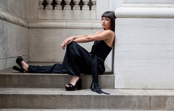 Актриса Сидни Чэндлер сидит на ступеньках