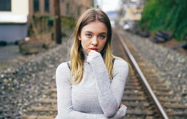 Актриса Сидни Суини стоит на рельсах