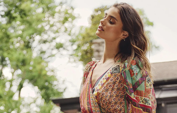 Актриса Тейлор Хилл в платье