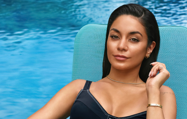 Актриса Ванесса Хадженс сидит у бассейна