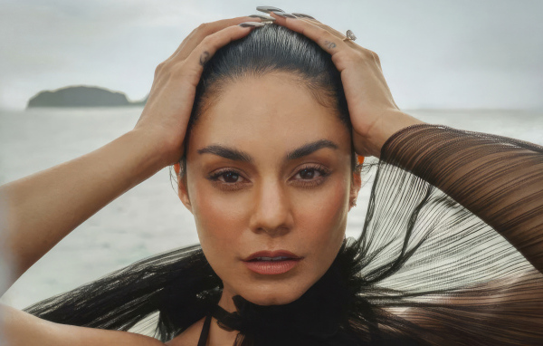 Актриса Ванесса Хадженс стоит в воде