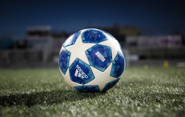 Футбольный мяч адидас на поле