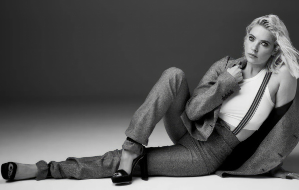 Американская актриса Эшли Бенсон в костюме лежит на полу