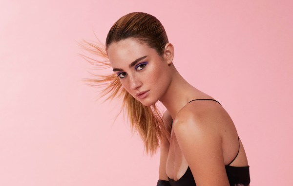 Американская актриса Грэйс Ван Дин на розовом фоне