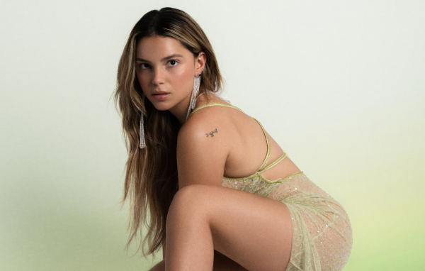 Американская актриса Инде Наварретт на белом фоне