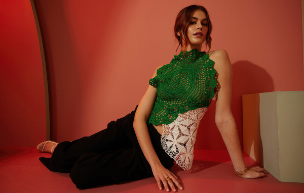 Американская актриса Кайя Гербер в красной комнате