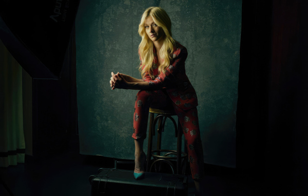 Американская актриса Кэтрин Макнамара в костюме