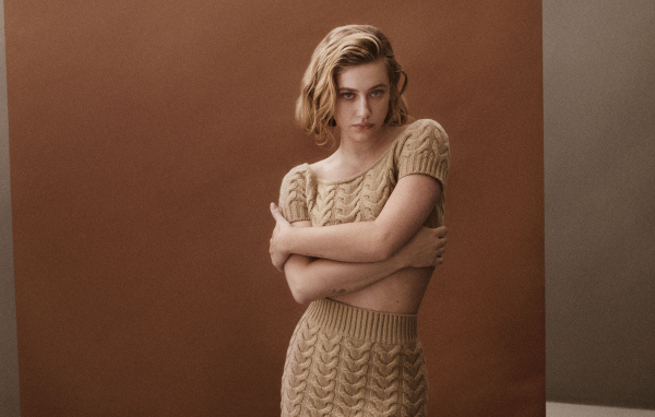 Американская актриса Лили Рейнхарт в вязаном костюме