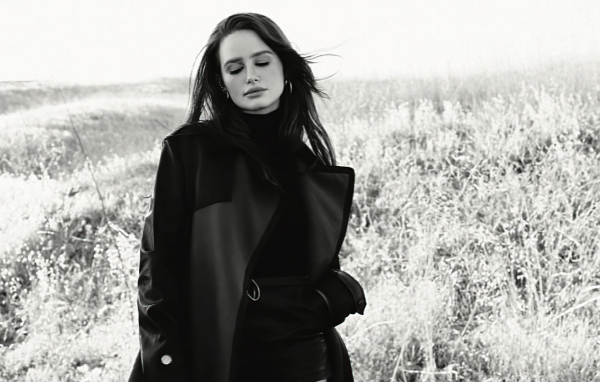 Американская актриса Мэделин Петш в черном пальто