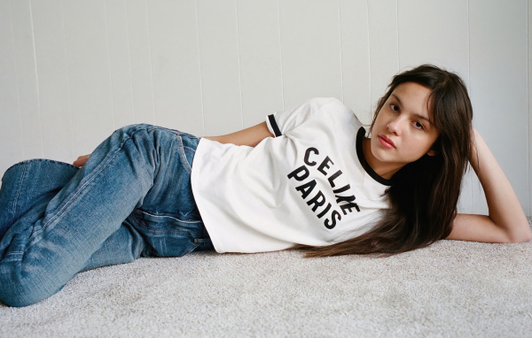 Американская актриса Оливия Родриго в голубых джинсах