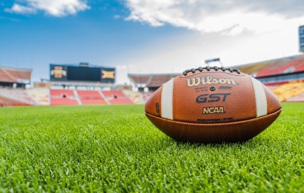 Мяч для американского футбола на поле