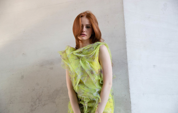 Американская рыжеволосая актриса Мэделин Петш у стены