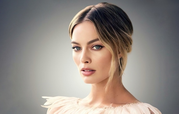 Австралийская актриса Марго Робби на сером фоне