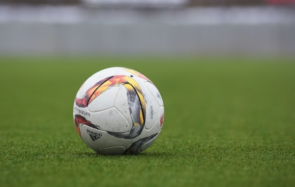 Мяч для игры в футбол на поле