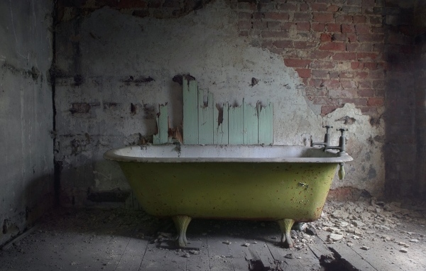 Ванная в разрушенной старой ванной комнате