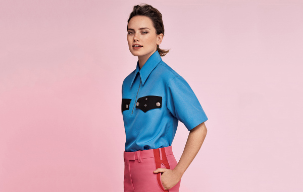 Красивая актриса Дейзи Ридли в костюме на розовом фоне