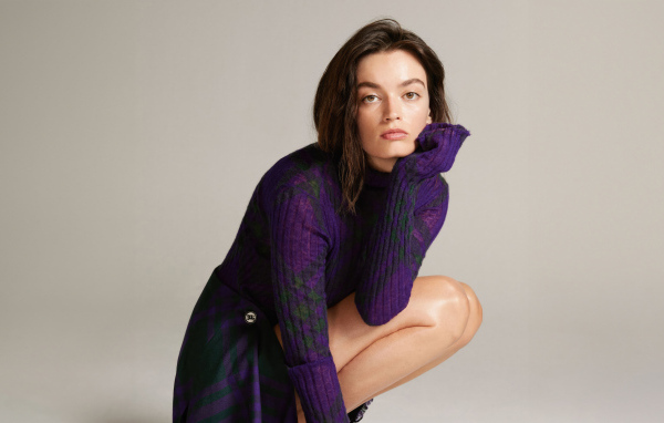 Красивая актриса Эмма Маки в свитере