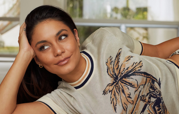 Красивая актриса Ванесса Хадженс лежит на кровати