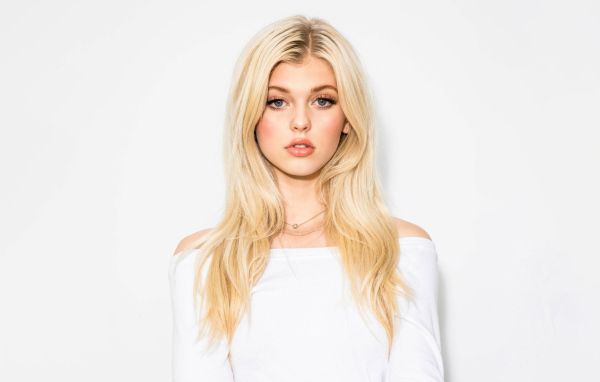 Красивая блондинка Лорен Грей на белом фоне