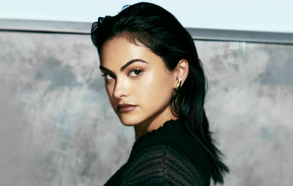 Красивая брюнетка Камила Мендес