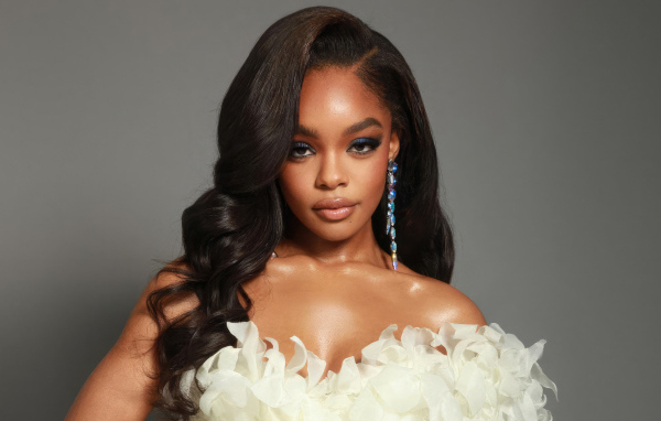 Красивое платье на актрисе Марсай Мартин