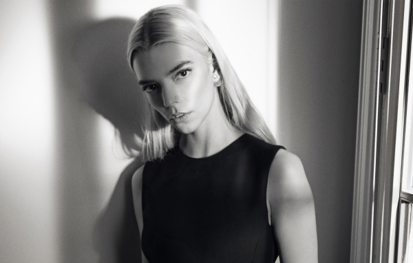 Красивая девушка актриса Аня Тейлор-Джой стоит у стены