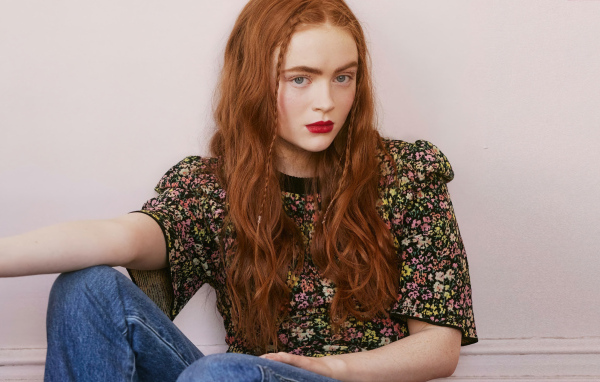 Красивая девушка актриса Сэди Синк