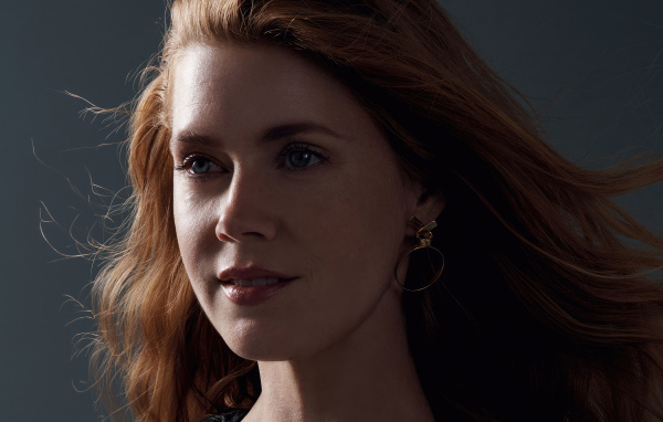 Красивая рыжеволосая американская актриса Эми Адамс