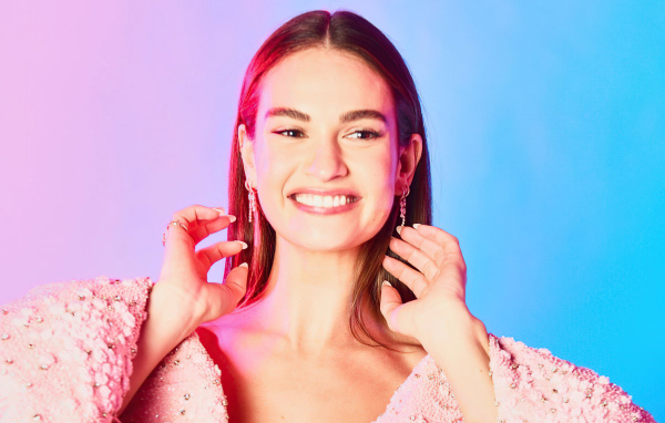 Красивая улыбающаяся девушка актриса Лили Джеймс